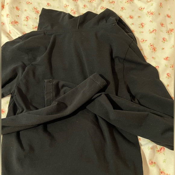 Garage cropped fitted hoodie in black - Picture 2 of 4